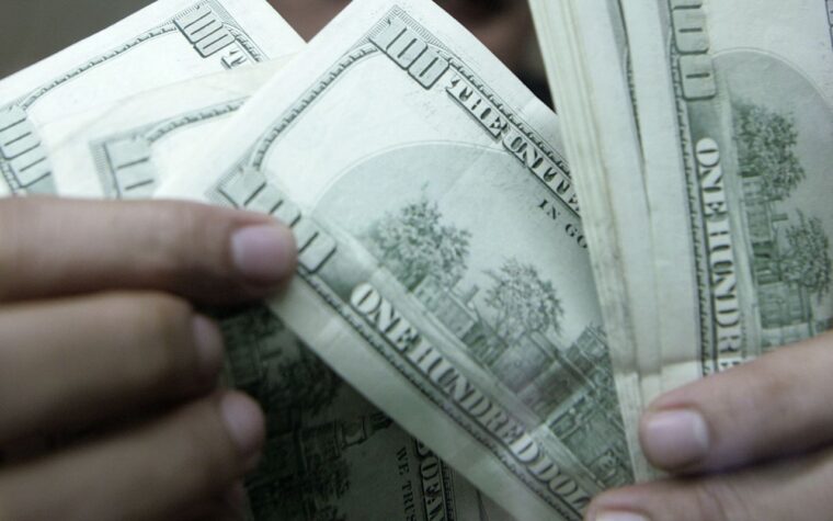 Dólar em alta: moeda chega perto de R$ 5,17 com fatores externos