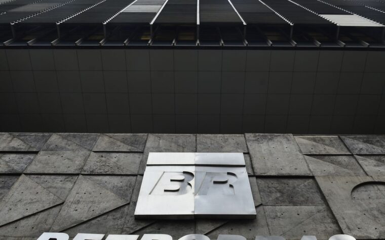 Petrobras anuncia novo corte de 5,2% no preço da gasolina às distribuidoras