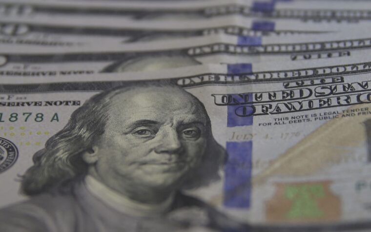 Dólar recua e bolsa alcança maior nível desde dezembro após tensões