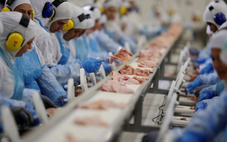 Produção industrial permanece estável desde abril, aponta IBGE