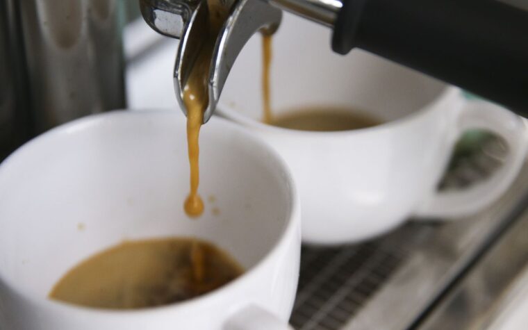 Consumo de café no Brasil cai 2,31% devido a preços elevados em 2025