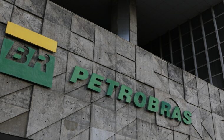 Primeiro navio com tripulação totalmente feminina é lançado pela Petrobras