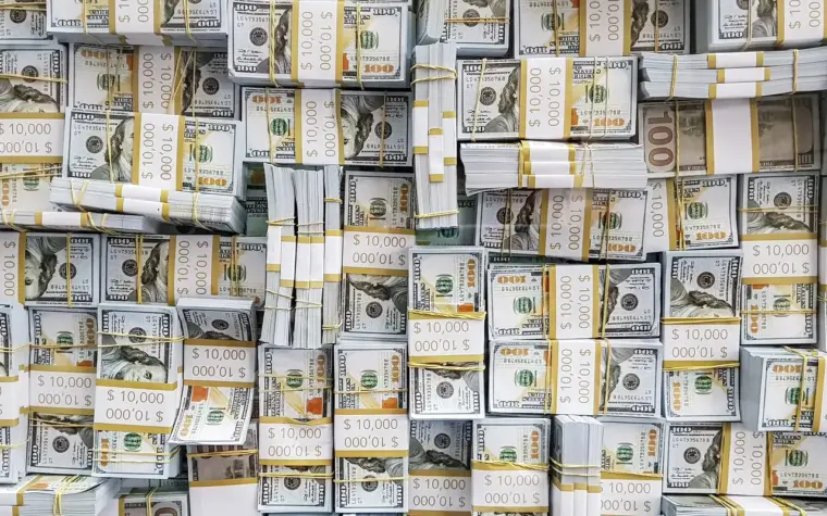Dólar encerra em alta e passa de R$ 5,22 com tensão mundial