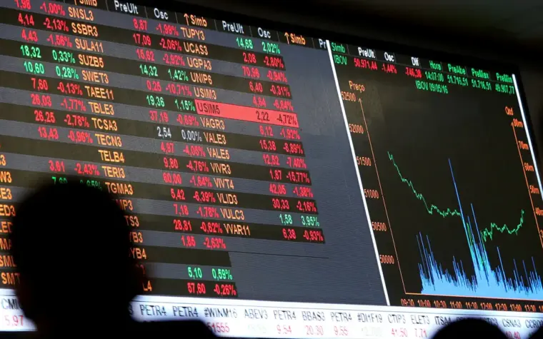 Bolsa sobe 8% e dólar cai a R$ 5 após resultados eleitorais