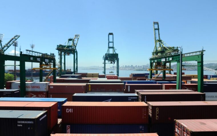 Comércio exterior: superávit de US$ 7,74 bi registrado em setembro