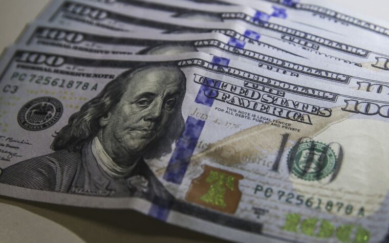 Ajustes após eleições e fatores externos impulsionam dólar a R$ 5